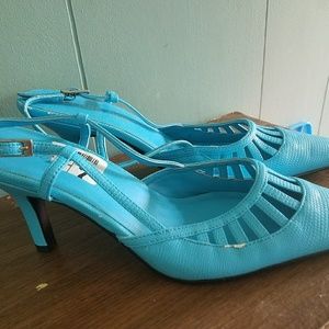 NEW LADIES BLUE HEELS SIZE 7